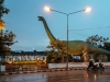 Dinosaure en plastique - lac de Khon Kaen - Thaïlande