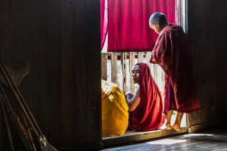 Moines au monastère - lac Inlé - Birmanie