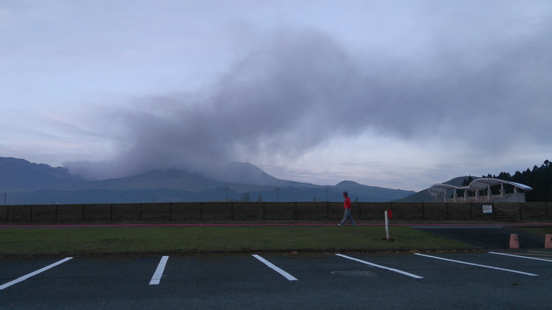 Volcan Aso en éruption au lendemain du tremblement de terre
